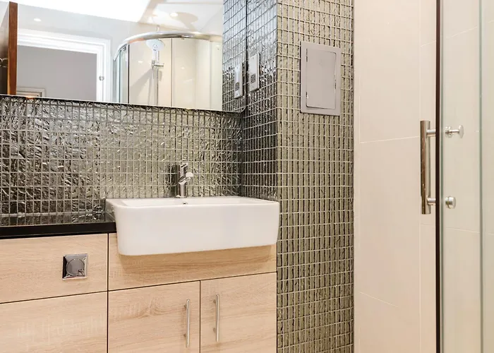 Joivy Stylish 3 Bed, 3 Bath Flat With Balcony In Old Town 아파트 에든버러