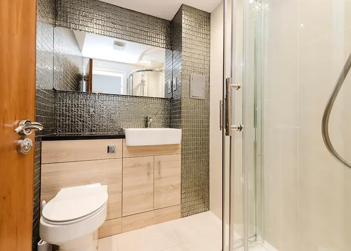 Joivy Stylish 3 Bed, 3 Bath Flat With Balcony In Old Town Apartment *