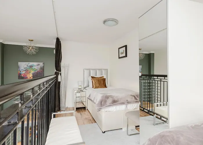 Joivy Stylish 3 Bed, 3 Bath Flat With Balcony In Old Town * 에든버러