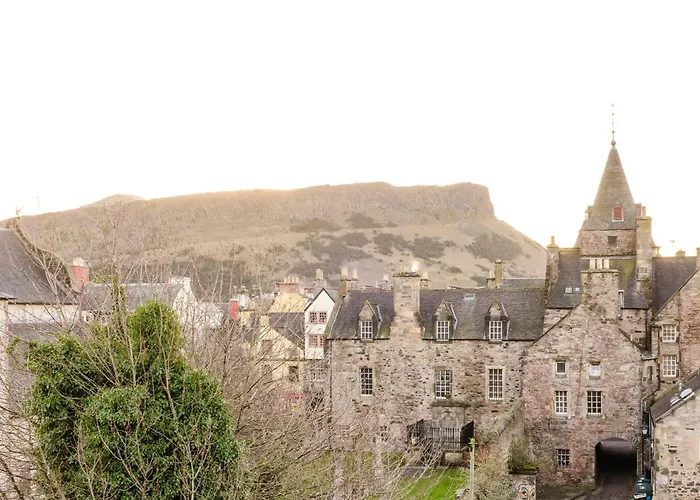 Joivy Stylish 3 Bed, 3 Bath Flat With Balcony In Old Town Apartment *