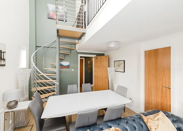 아파트 Joivy Stylish 3 Bed, 3 Bath Flat With Balcony In Old Town *