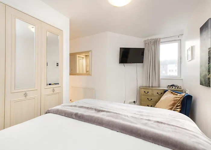 Joivy Stylish 3 Bed, 3 Bath Flat With Balcony In Old Town 아파트 에든버러