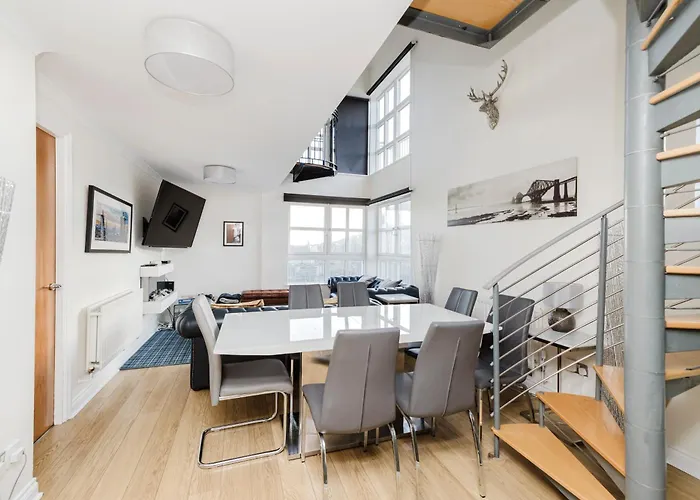 Joivy Stylish 3 Bed, 3 Bath Flat With Balcony In Old Town 에든버러