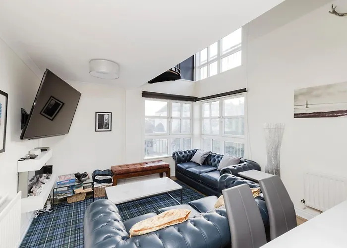 Joivy Stylish 3 Bed, 3 Bath Flat With Balcony In Old Town * Edinburgh