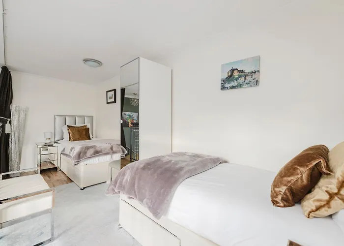 Joivy Stylish 3 Bed, 3 Bath Flat With Balcony In Old Town