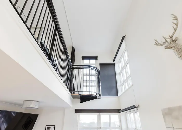 Joivy Stylish 3 Bed, 3 Bath Flat With Balcony In Old Town Apartment