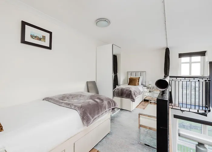 Joivy Stylish 3 Bed, 3 Bath Flat With Balcony In Old Town Apartment *