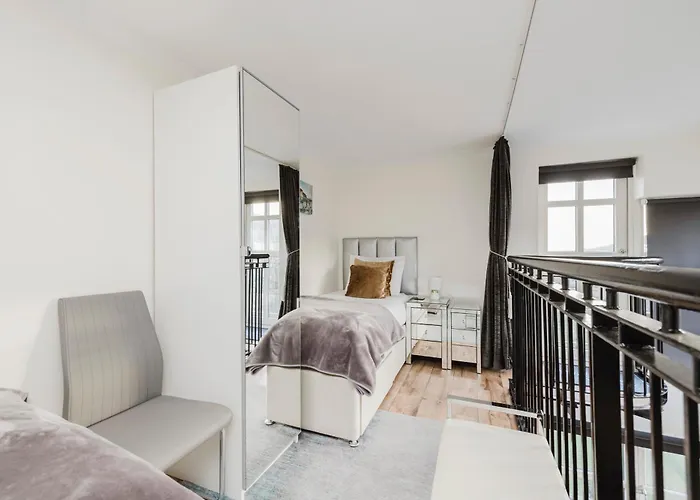 Joivy Stylish 3 Bed, 3 Bath Flat With Balcony In Old Town 아파트 에든버러