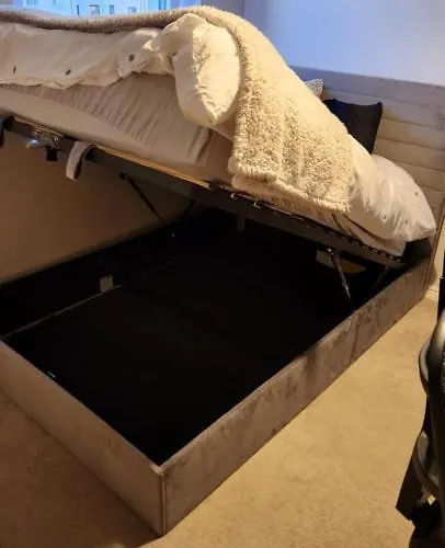 Modern In A Shared Flat Near Haymarket Rum i privatbostad Edinburg