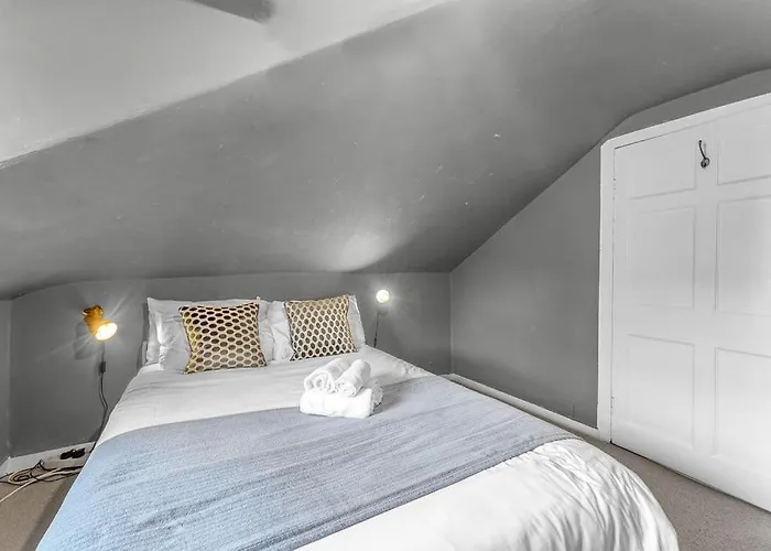 Super Spacious 4 Bed, Sleeps 6 דירה אדינבורו