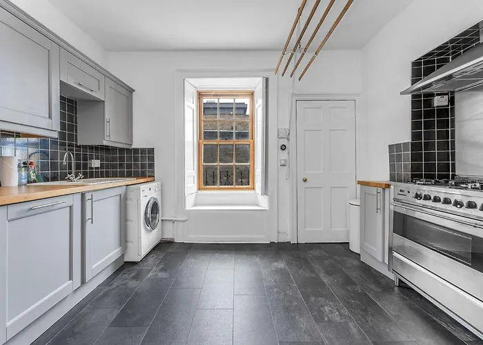 Super Spacious 4 Bed, Sleeps 6 * אדינבורו