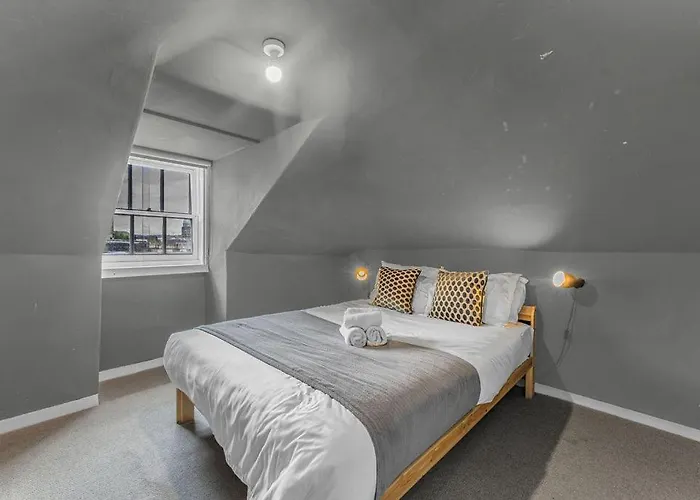 Super Spacious 4 Bed, Sleeps 6 אדינבורו