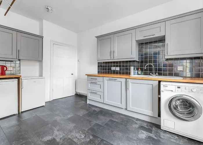 Super Spacious 4 Bed, Sleeps 6 *