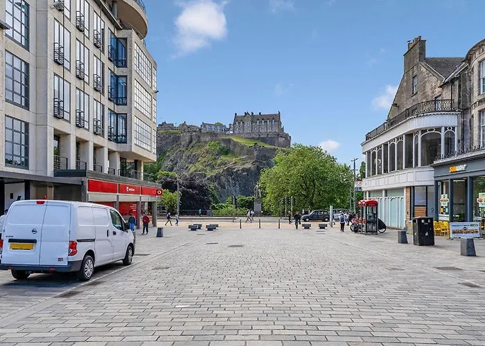 Super Spacious 4 Bed, Sleeps 6 *