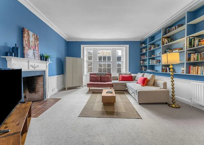 Super Spacious 4 Bed, Sleeps 6