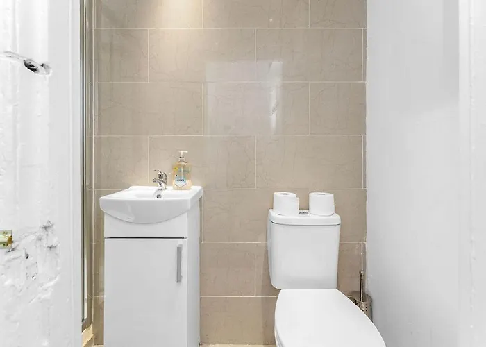 Super Spacious 4 Bed, Sleeps 6 אדינבורו