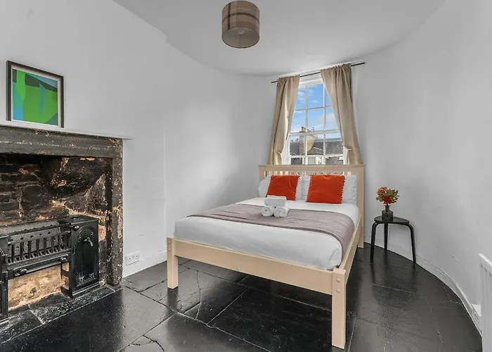 דירה Super Spacious 4 Bed, Sleeps 6 *