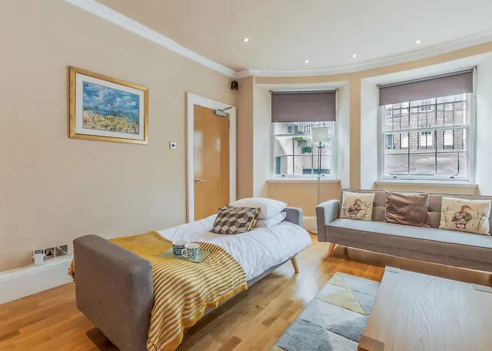 Large 3 Bed 3 Bath - New Town
