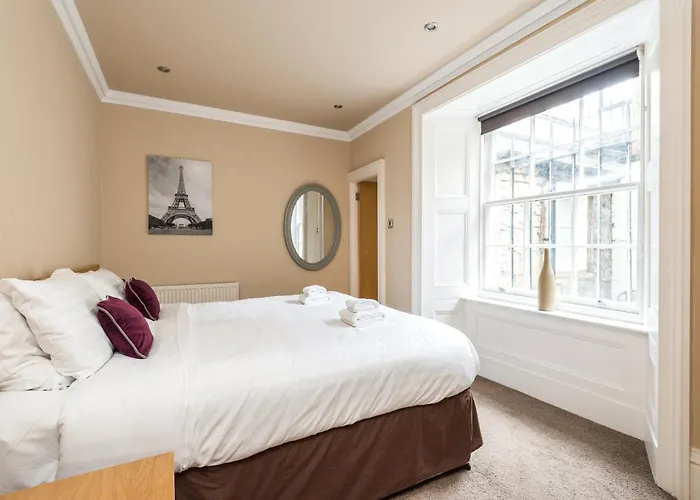 Large 3 Bed 3 Bath - New Town Appartement