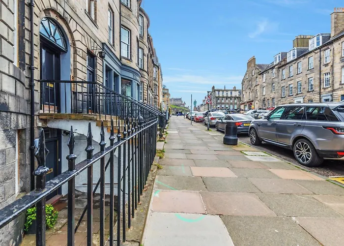 Large 3 Bed 3 Bath - New Town Appartement
