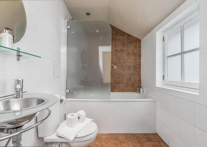 Large 3 Bed 3 Bath - New Town