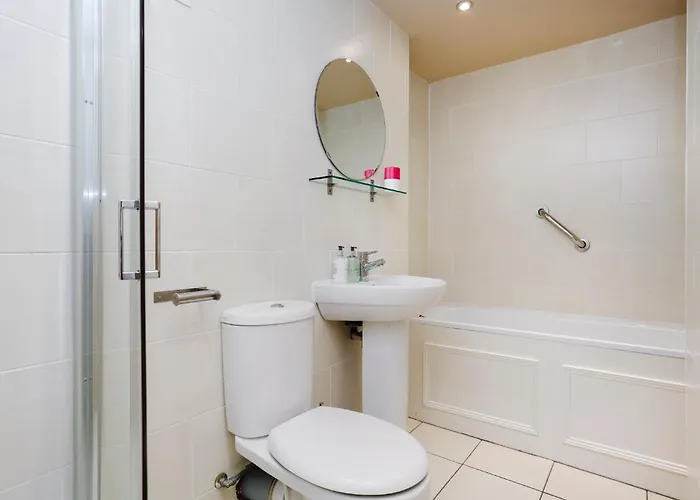 Large 3 Bed 3 Bath - New Town