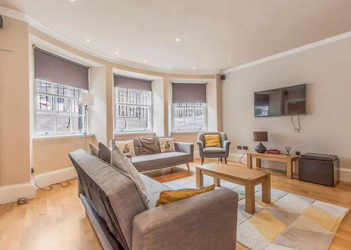 Large 3 Bed 3 Bath - New Town Appartement