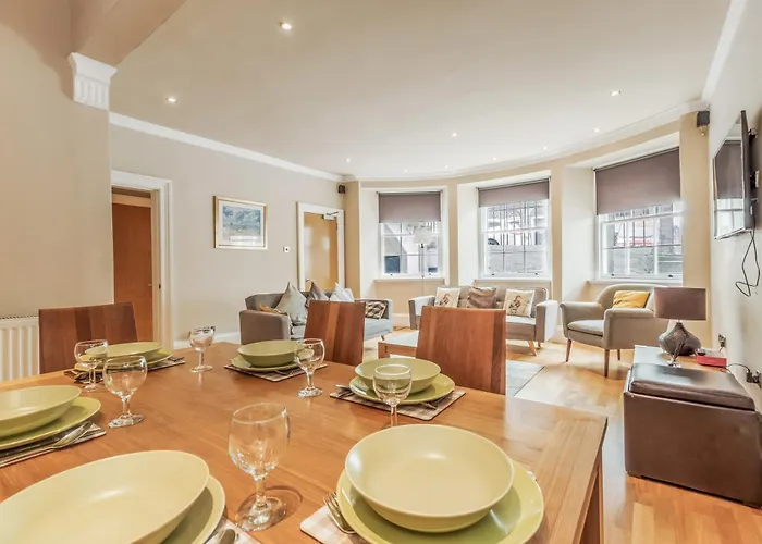 アパート Large 3 Bed 3 Bath - New Town *