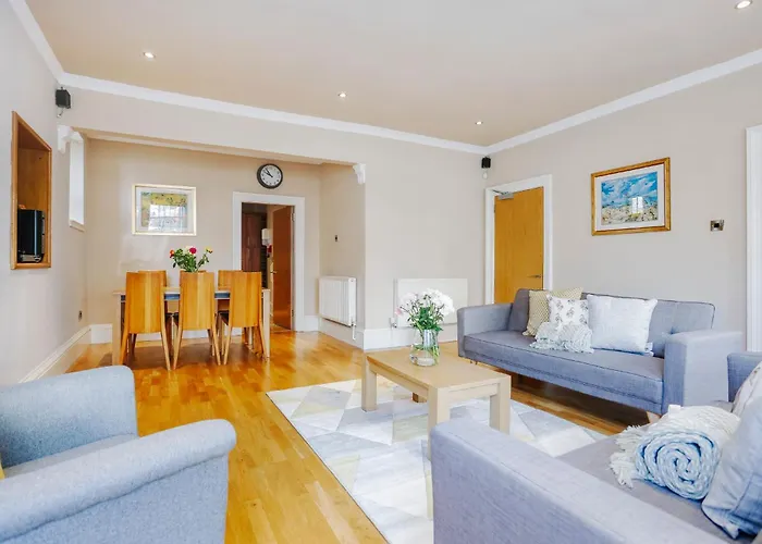 Large 3 Bed 3 Bath - New Town *