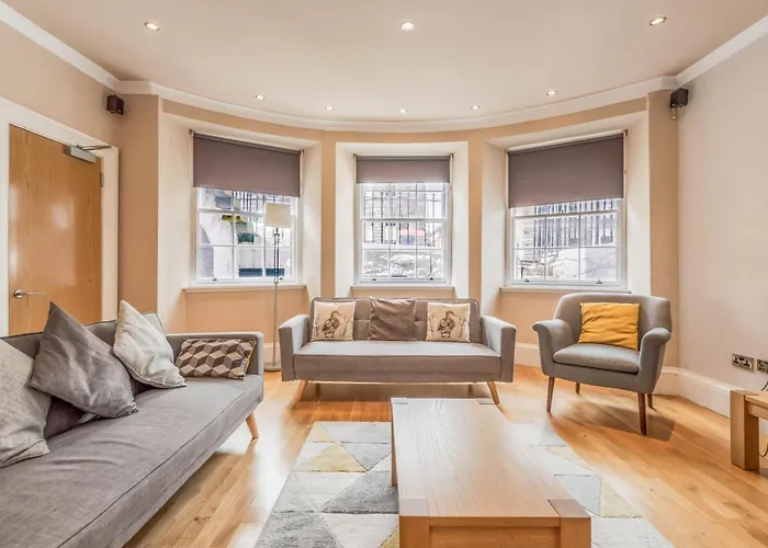 Large 3 Bed 3 Bath - New Town *