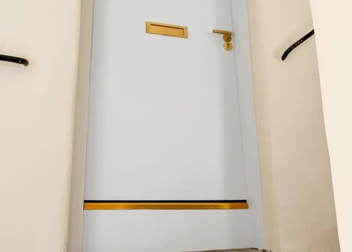 Warden's Close Apartment *