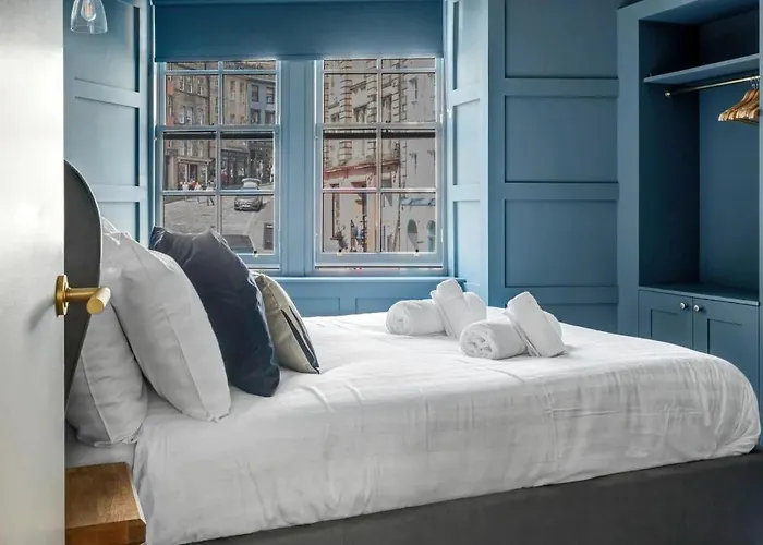 Warden's Close Apartment *