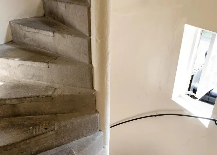 Warden's Close Apartment *