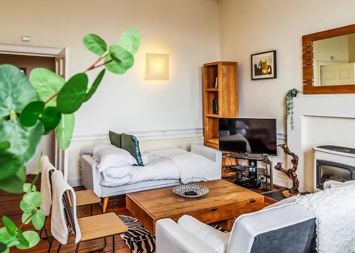 Large Super 3 Bed -princes Street, Parking *