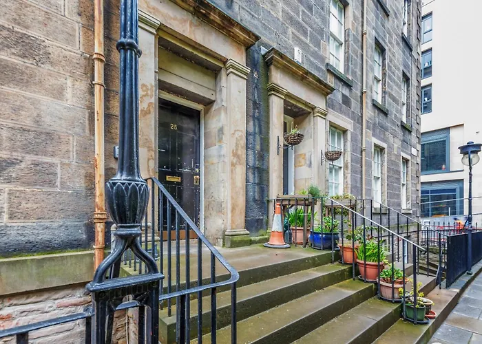 Large Super 3 Bed -princes Street, Parking