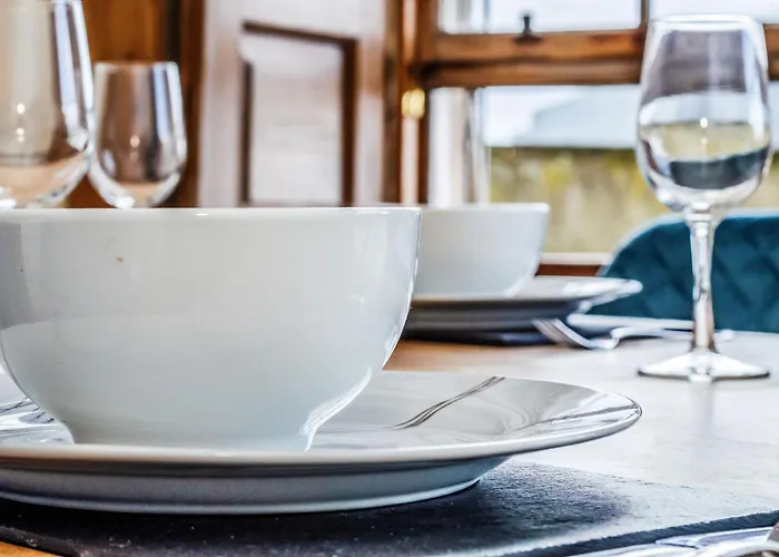 Large Super 3 Bed -princes Street, Parking شقة