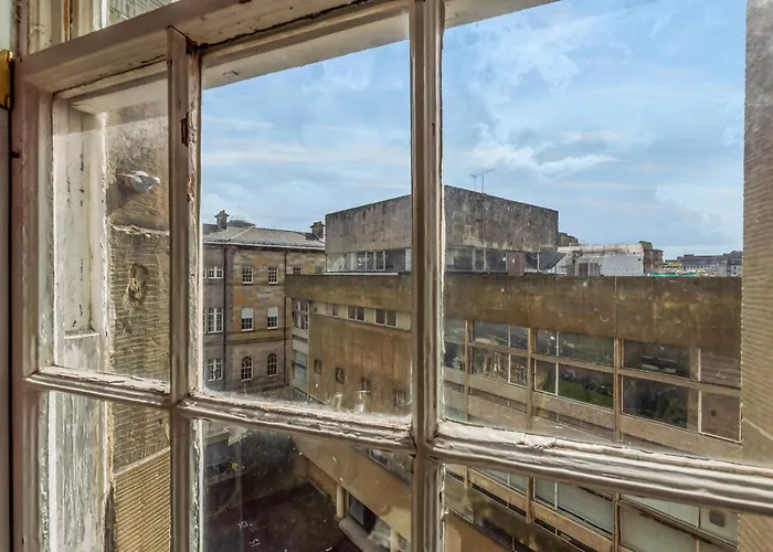 Large Super 3 Bed -princes Street, Parking *