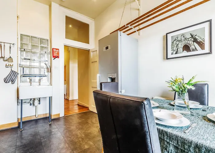 Large Super 3 Bed -princes Street, Parking إدنبرة