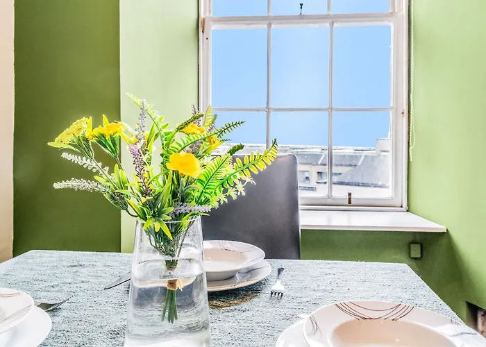 Large Super 3 Bed -princes Street, Parking