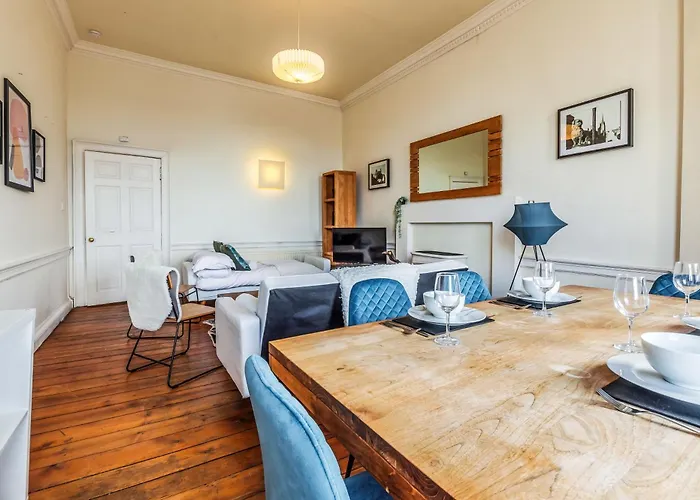 Large Super 3 Bed -princes Street, Parking شقة