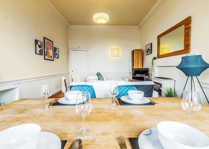 Large Super 3 Bed -princes Street, Parking شقة *