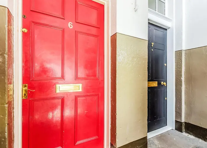 Large Super 3 Bed -princes Street, Parking *