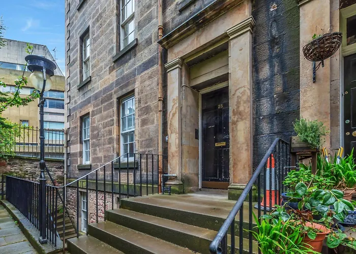 Large Super 3 Bed -princes Street, Parking