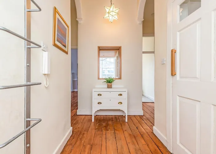 Large Super 3 Bed -princes Street, Parking شقة