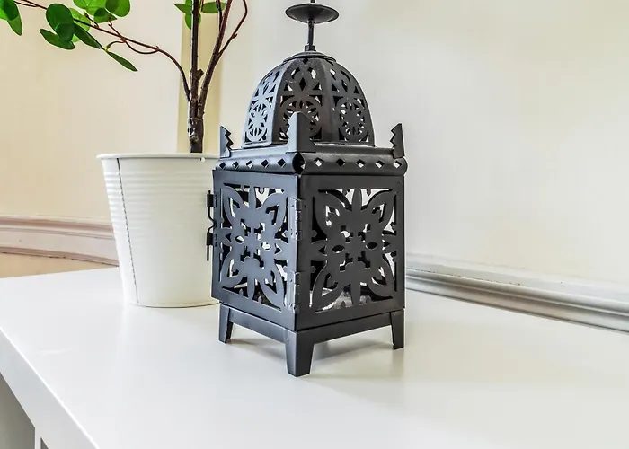 Large Super 3 Bed -princes Street, Parking شقة *