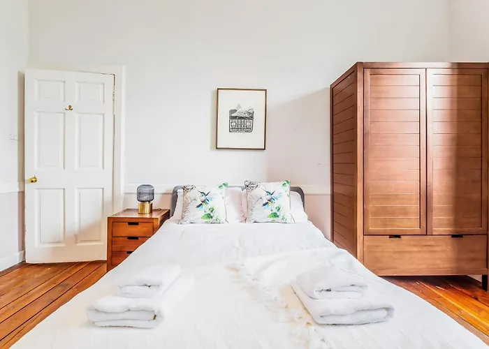 Large Super 3 Bed -princes Street, Parking *