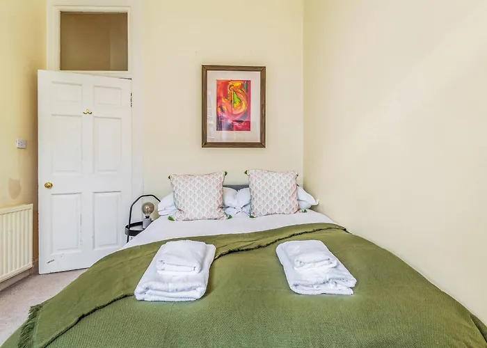 Large Super 3 Bed -princes Street, Parking