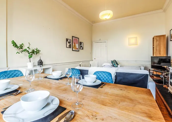 Large Super 3 Bed -princes Street, Parking شقة *