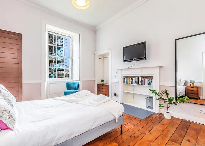 Large Super 3 Bed -princes Street, Parking *