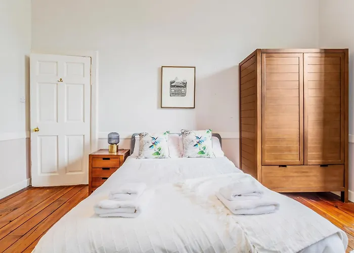 Large Super 3 Bed -princes Street, Parking شقة